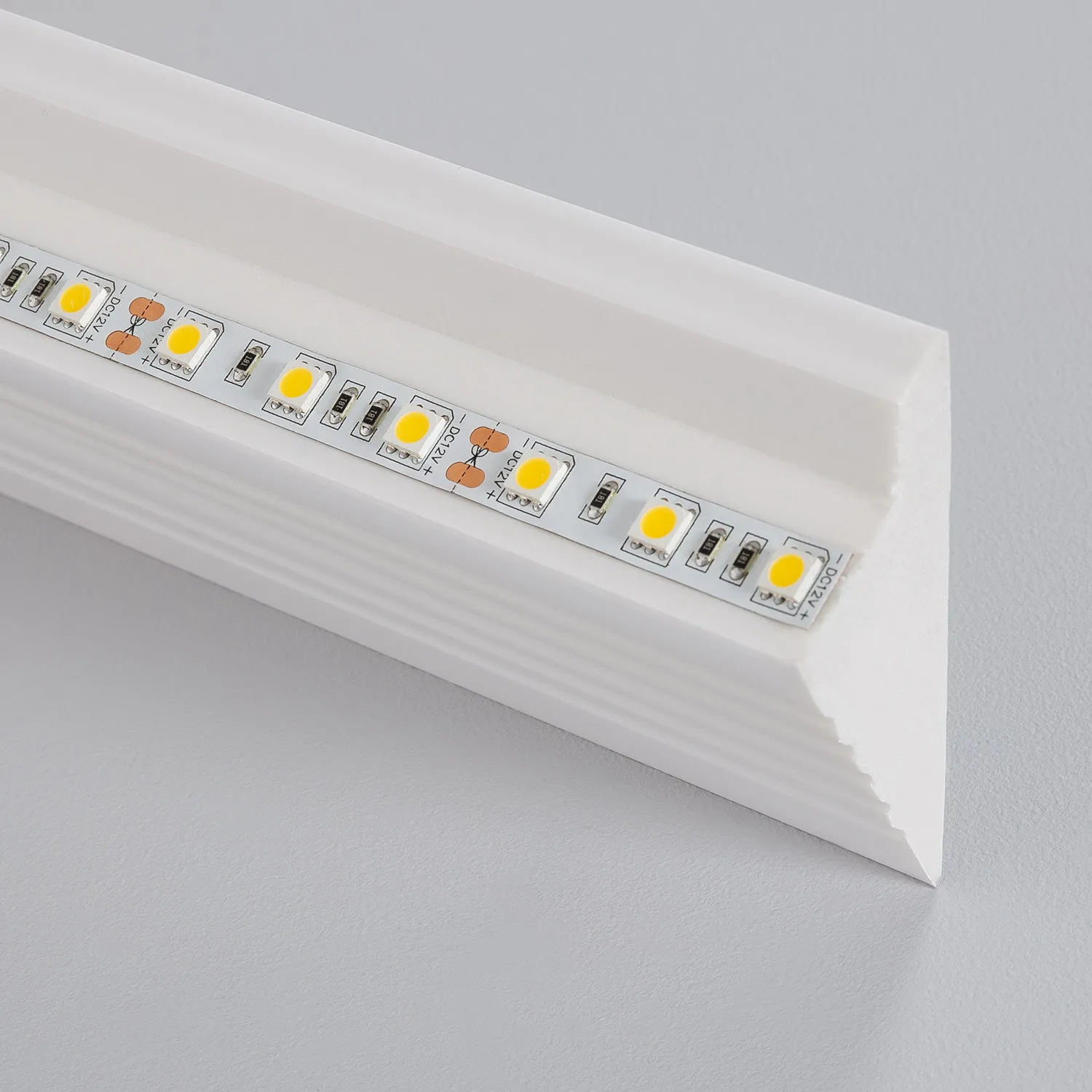 Moulure Diagonale Modern 2m pour Ruban LED - Led : Fournisseur Français  TechLED